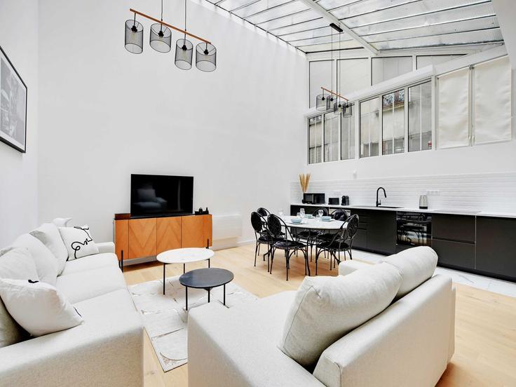 Elegant gestaltetes Wohnzimmer mit moderner Einrichtung in einer Wohnung im Building Rue des Goncourt - belvilla-ag-dancenter-as - 1452913 in 11th arrondissement, Paris