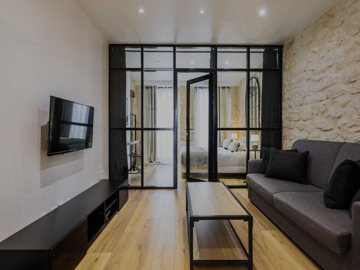Elegant gestaltetes Wohnzimmer mit moderner Einrichtung in einer Wohnung im Building Rue de Tracy - belvilla-ag-dancenter-as - 1446507 in 2nd arrondissement, Paris