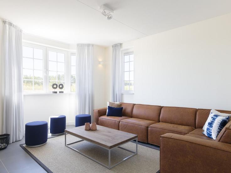 Elegant gestaltetes Wohnzimmer mit moderner Einrichtung in einer Wohnung im Building Duinzicht - belvilla-ag-dancenter-as - 1566931 in Cadzand, Cadzand Elegant gestaltetes Wohnzimmer mit moderner Einrichtung in einer Wohnung im Building Duinzicht - belvilla-ag-dancenter-as - 1566931 in Cadzand, Cadzand