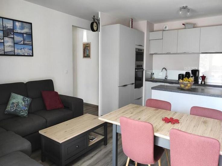 Salle de séjour élégante avec mobilier moderne dans un appartement à Building Rue Charlotte Perriand - city-relay - 1437872 à Aix-les-Bains, Aix-les-Bains Salle de séjour élégante avec mobilier moderne dans un appartement à Building Rue Charlotte Perriand - city-relay - 1437872 à Aix-les-Bains, Aix-les-Bains