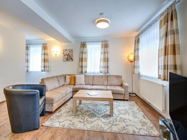 Building Dorfstraße - belvilla-ag-dancenter-as - 1427002 adresindeki bir dairede modern mobilyalarla zarif bir şekilde tasarlanmış oturma odası Kitzbühel, Kitzbühel Building Dorfstraße - belvilla-ag-dancenter-as - 1427002 adresindeki bir dairede modern mobilyalarla zarif bir şekilde tasarlanmış oturma odası Kitzbühel, Kitzbühel