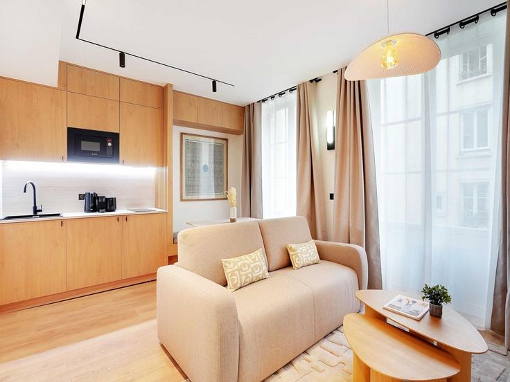 Elegant gestaltetes Wohnzimmer mit moderner Einrichtung in einer Wohnung im Building Rue Saint-Martin - belvilla-ag-dancenter-as - 1392870 in 3rd arrondissement, Paris Elegant gestaltetes Wohnzimmer mit moderner Einrichtung in einer Wohnung im Building Rue Saint-Martin - belvilla-ag-dancenter-as - 1392870 in 3rd arrondissement, Paris