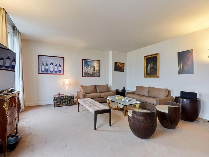 Salle de séjour élégante avec mobilier moderne dans un appartement à Building Avenue de la Grande Armée - belvilla-ag-dancenter-as - 1396384 à 16th arrondissement, Paris