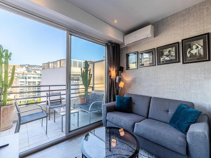 Building Rue Rouaze - belvilla-ag-dancenter-as - 1417434 adresindeki bir dairede modern mobilyalarla zarif bir şekilde tasarlanmış oturma odası Cannes, Cannes Building Rue Rouaze - belvilla-ag-dancenter-as - 1417434 adresindeki bir dairede modern mobilyalarla zarif bir şekilde tasarlanmış oturma odası Cannes, Cannes