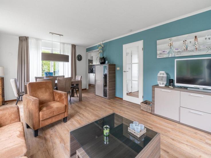 Elegant gestaltetes Wohnzimmer mit moderner Einrichtung in einer Wohnung im Building Kamperfoelieweg - belvilla-ag-dancenter-as - 1411938 in De Koog, De Koog Elegant gestaltetes Wohnzimmer mit moderner Einrichtung in einer Wohnung im Building Kamperfoelieweg - belvilla-ag-dancenter-as - 1411938 in De Koog, De Koog
