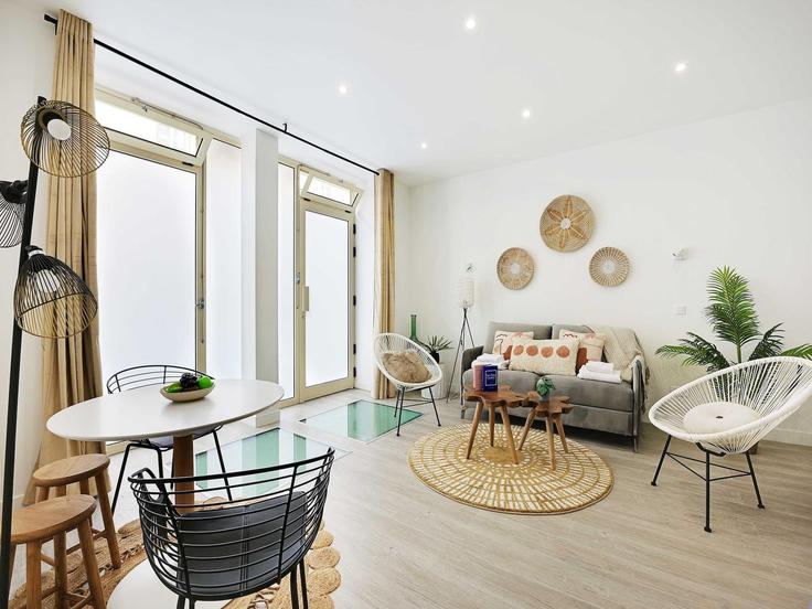 Elegant gestaltetes Wohnzimmer mit moderner Einrichtung in einer Wohnung im Building Rue Lamartine - belvilla-ag-dancenter-as - 1393824 in 9th arrondissement, Paris Elegant gestaltetes Wohnzimmer mit moderner Einrichtung in einer Wohnung im Building Rue Lamartine - belvilla-ag-dancenter-as - 1393824 in 9th arrondissement, Paris