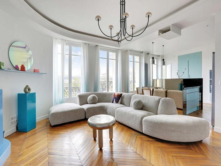 Elegant gestaltetes Wohnzimmer mit moderner Einrichtung in einer Wohnung im Building Place de la République - belvilla-ag-dancenter-as - 1396261 in 3rd arrondissement, Paris