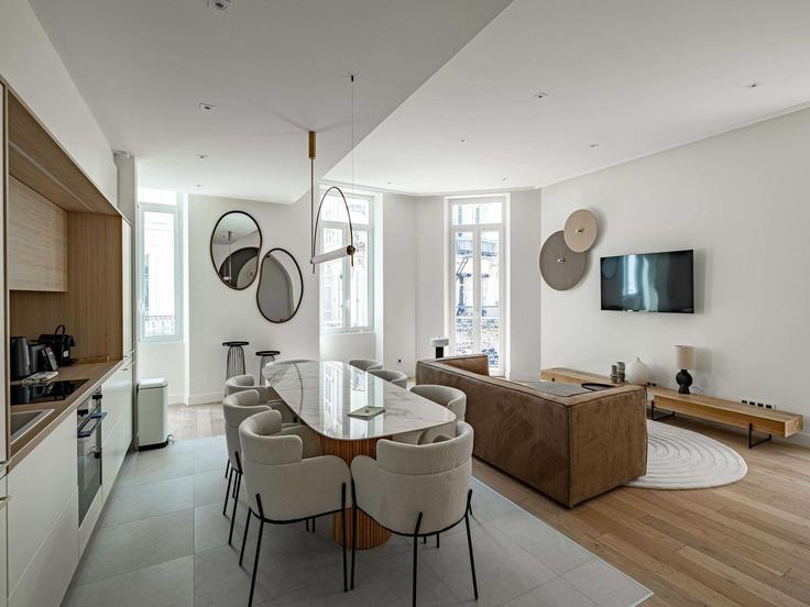 Cannes CannesのBuilding Rue d'Antibes - belvilla-ag-dancenter-as - 1393829のアパートメントにある、モダンな家具を備えたエレガントなデザインのリビングルーム Cannes CannesのBuilding Rue d'Antibes - belvilla-ag-dancenter-as - 1393829のアパートメントにある、モダンな家具を備えたエレガントなデザインのリビングルーム