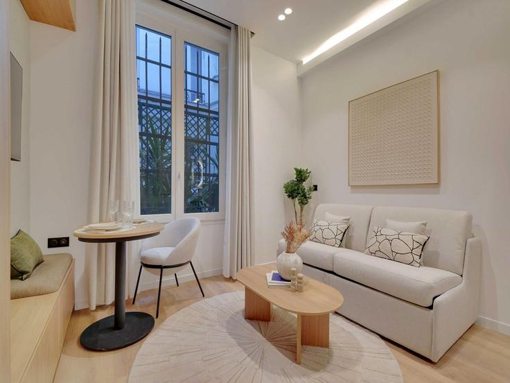 Elegant gestaltetes Wohnzimmer mit moderner Einrichtung in einer Wohnung im Building Rue Marcadet - belvilla-ag-dancenter-as - 1408245 in 18th arrondissement, Paris Elegant gestaltetes Wohnzimmer mit moderner Einrichtung in einer Wohnung im Building Rue Marcadet - belvilla-ag-dancenter-as - 1408245 in 18th arrondissement, Paris