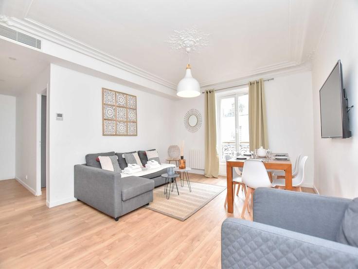 Sala de estar elegantemente projetada com móveis modernos em um apartamento no Building Rue Villédo - belvilla-ag-dancenter-as - 1422658 em 1st arrondissement, Paris