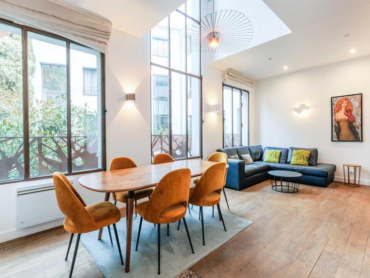 Elegant gestaltetes Wohnzimmer mit moderner Einrichtung in einer Wohnung im Building Rue de Charonne - belvilla-ag-dancenter-as - 1396296 in 11th arrondissement, Paris