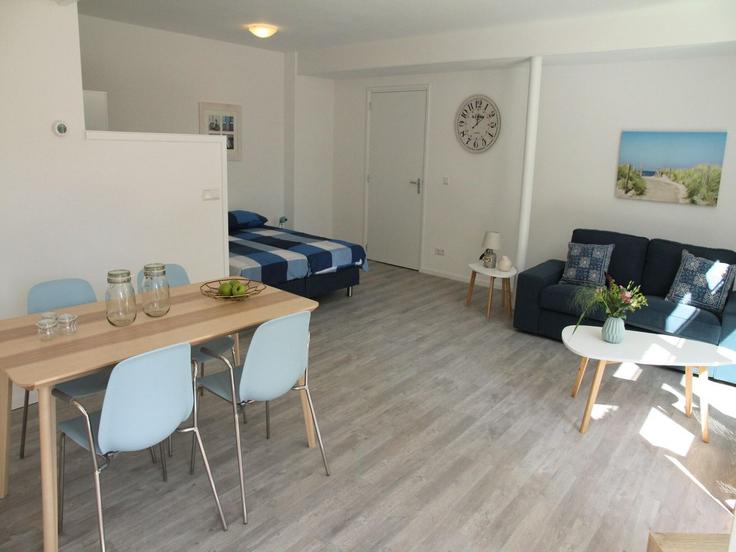 Sala de estar elegantemente projetada com móveis modernos em um apartamento no Building Heereweg - belvilla-ag-dancenter-as - 1407849 em Schoorl, Schoorl