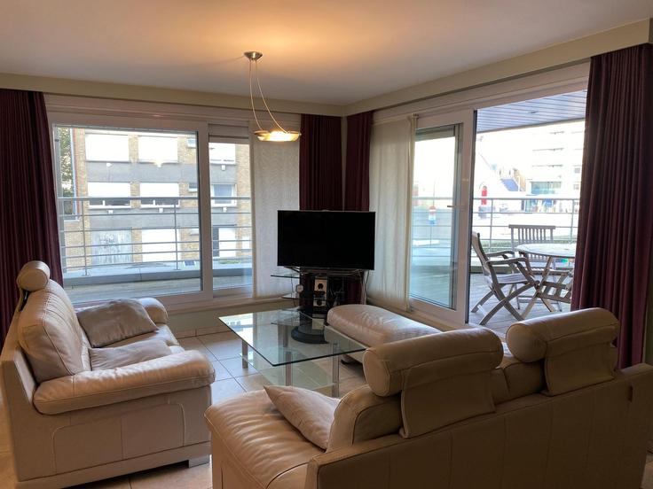 Sala de estar elegantemente projetada com móveis modernos em um apartamento no Building N34 - belvilla-ag-dancenter-as - 1412942 em Nieuwpoort, Nieuwpoort Sala de estar elegantemente projetada com móveis modernos em um apartamento no Building N34 - belvilla-ag-dancenter-as - 1412942 em Nieuwpoort, Nieuwpoort