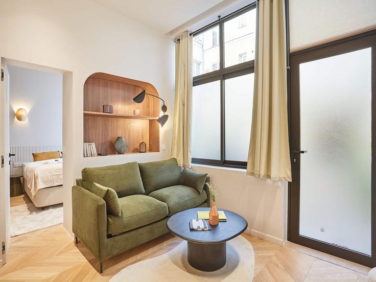 Elegant gestaltetes Wohnzimmer mit moderner Einrichtung in einer Wohnung im Building Rue Bouchardon - belvilla-ag-dancenter-as - 1411208 in 10th arrondissement, Paris Elegant gestaltetes Wohnzimmer mit moderner Einrichtung in einer Wohnung im Building Rue Bouchardon - belvilla-ag-dancenter-as - 1411208 in 10th arrondissement, Paris