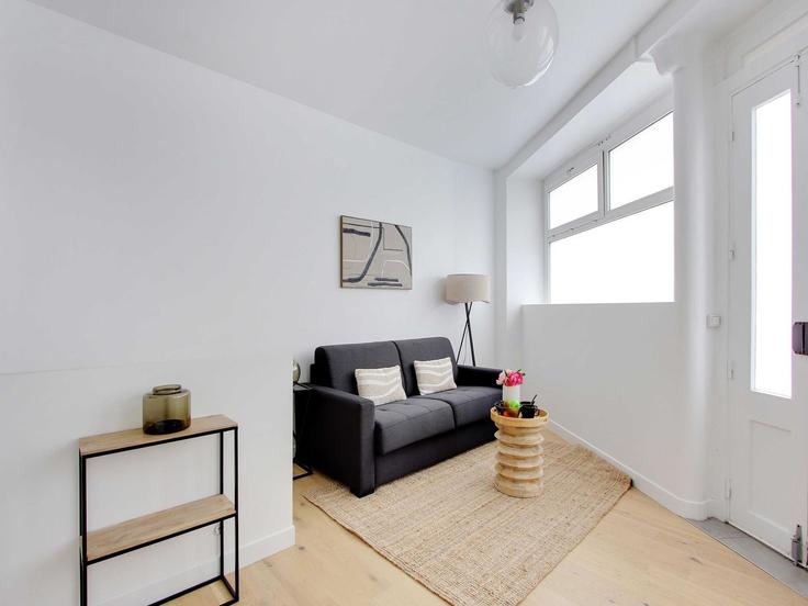 Salle de séjour élégante avec mobilier moderne dans un appartement à Building Rue Montcalm - belvilla-ag-dancenter-as - 1408256 à 18th arrondissement, Paris Salle de séjour élégante avec mobilier moderne dans un appartement à Building Rue Montcalm - belvilla-ag-dancenter-as - 1408256 à 18th arrondissement, Paris