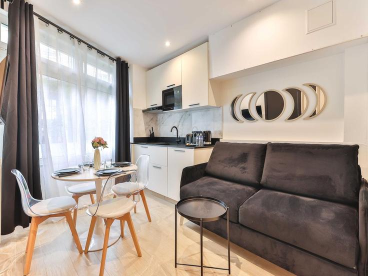 5th arrondissement, Paris에 위치한 Building Rue Saint-Jacques - belvilla-ag-dancenter-as - 1393794 유닛의 세련된 인테리어가 돋보이는 거실 5th arrondissement, Paris에 위치한 Building Rue Saint-Jacques - belvilla-ag-dancenter-as - 1393794 유닛의 세련된 인테리어가 돋보이는 거실