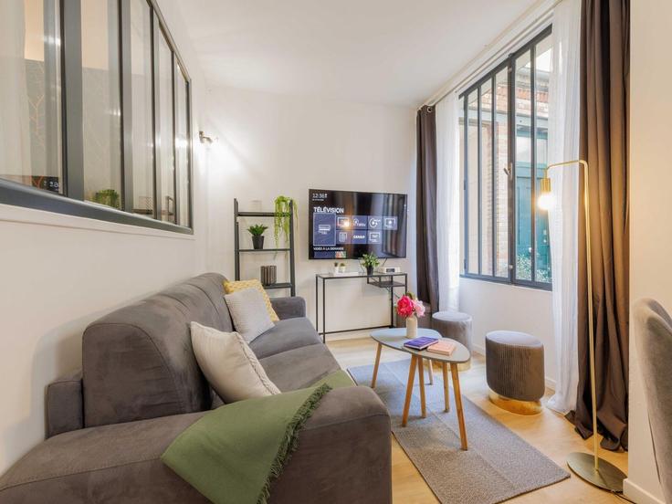 Salle de séjour élégante avec mobilier moderne dans un appartement à Building Rue de Chabrol - belvilla-ag-dancenter-as - 1415660 à 10th arrondissement, Paris