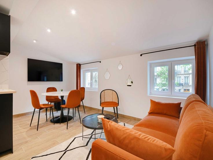 Salle de séjour élégante avec mobilier moderne dans un appartement à Building Boulevard Ornano - belvilla-ag-dancenter-as - 1408267 à 18th arrondissement, Paris Salle de séjour élégante avec mobilier moderne dans un appartement à Building Boulevard Ornano - belvilla-ag-dancenter-as - 1408267 à 18th arrondissement, Paris