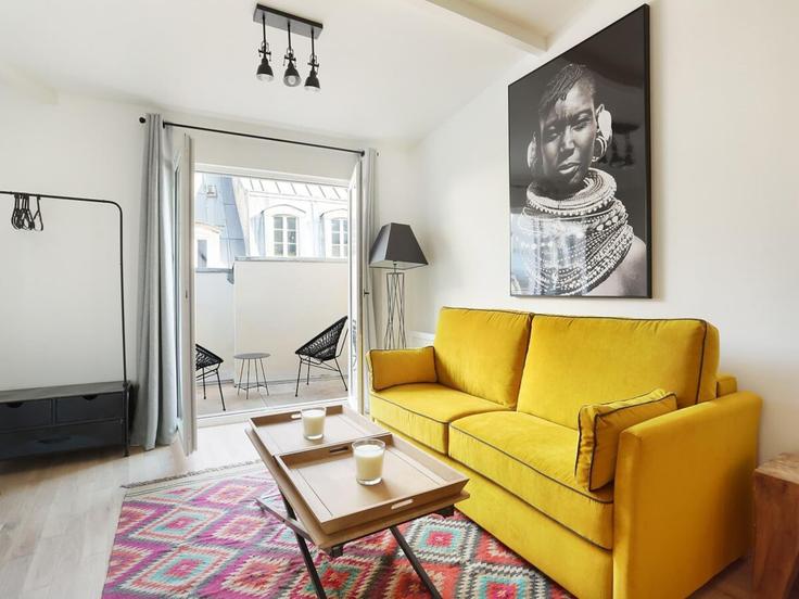 Salle de séjour élégante avec mobilier moderne dans un appartement à Building Rue Chénier - belvilla-ag-dancenter-as - 1410792 à 2nd arrondissement, Paris