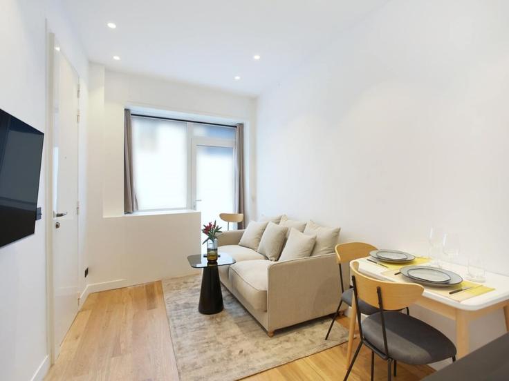 Paris 3rd arrondissementのBuilding Rue de Montmorency - belvilla-ag-dancenter-as - 1408419のアパートメントにある、モダンな家具を備えたエレガントなデザインのリビングルーム Paris 3rd arrondissementのBuilding Rue de Montmorency - belvilla-ag-dancenter-as - 1408419のアパートメントにある、モダンな家具を備えたエレガントなデザインのリビングルーム