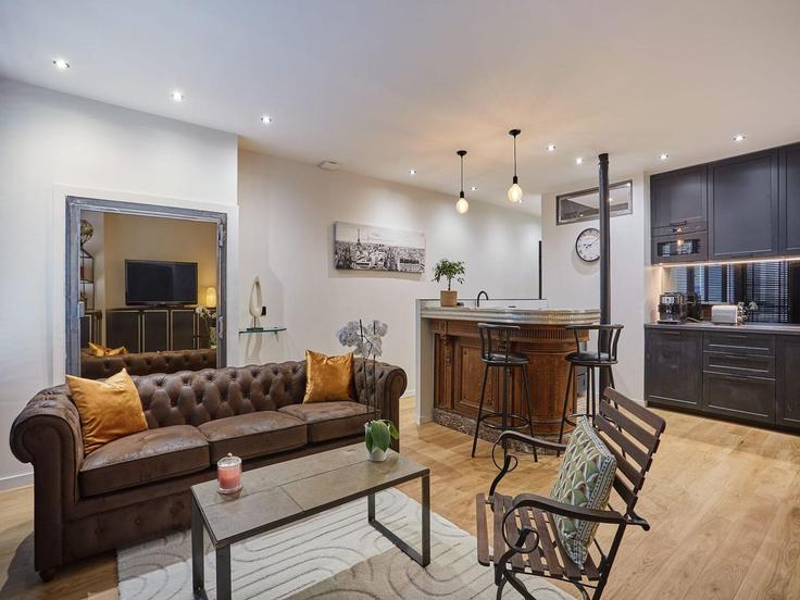 Sala de estar elegantemente projetada com móveis modernos em um apartamento no Building Rue des Petits Hôtels - belvilla-ag-dancenter-as - 1408432 em 10th arrondissement, Paris Sala de estar elegantemente projetada com móveis modernos em um apartamento no Building Rue des Petits Hôtels - belvilla-ag-dancenter-as - 1408432 em 10th arrondissement, Paris