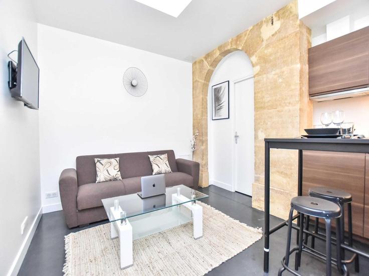 Elegant gestaltetes Wohnzimmer mit moderner Einrichtung in einer Wohnung im Building Rue Réaumur - belvilla-ag-dancenter-as - 1414148 in 2nd arrondissement, Paris