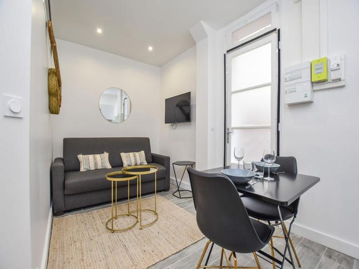 Elegant gestaltetes Wohnzimmer mit moderner Einrichtung in einer Wohnung im Building Rue Michel Ange - belvilla-ag-dancenter-as - 1430048 in 16th arrondissement, Paris Elegant gestaltetes Wohnzimmer mit moderner Einrichtung in einer Wohnung im Building Rue Michel Ange - belvilla-ag-dancenter-as - 1430048 in 16th arrondissement, Paris