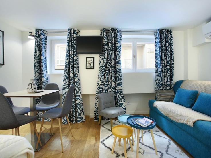 Elegant gestaltetes Wohnzimmer mit moderner Einrichtung in einer Wohnung im Building Rue du Temple - belvilla-ag-dancenter-as - 1430102 in 3rd arrondissement, Paris Elegant gestaltetes Wohnzimmer mit moderner Einrichtung in einer Wohnung im Building Rue du Temple - belvilla-ag-dancenter-as - 1430102 in 3rd arrondissement, Paris