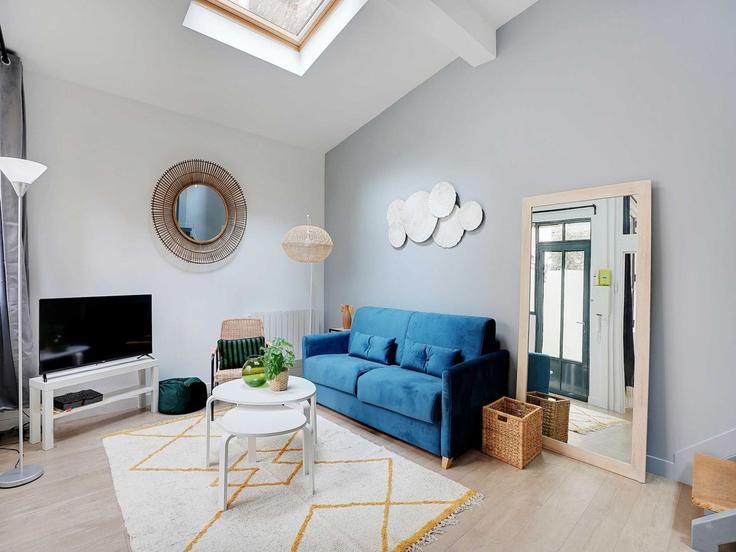 Elegant gestaltetes Wohnzimmer mit moderner Einrichtung in einer Wohnung im Building Rue Bargue - belvilla-ag-dancenter-as - 1413144 in 15th arrondissement, Paris