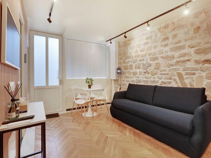 Elegante sala de estar con mobiliario moderno en un apartamento en Building Rue des Abbesses - belvilla-ag-dancenter-as - 1420226 en 18th arrondissement, Paris Elegante sala de estar con mobiliario moderno en un apartamento en Building Rue des Abbesses - belvilla-ag-dancenter-as - 1420226 en 18th arrondissement, Paris
