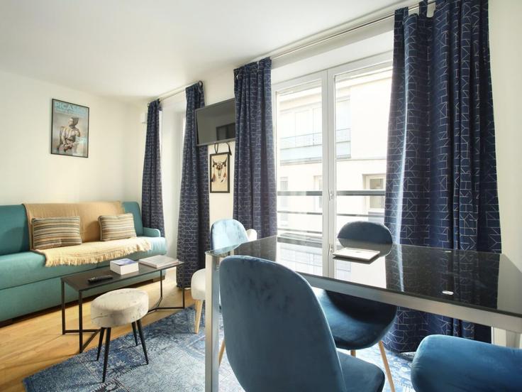 Elegant gestaltetes Wohnzimmer mit moderner Einrichtung in einer Wohnung im Building Rue du Temple - belvilla-ag-dancenter-as - 1411382 in 3rd arrondissement, Paris Elegant gestaltetes Wohnzimmer mit moderner Einrichtung in einer Wohnung im Building Rue du Temple - belvilla-ag-dancenter-as - 1411382 in 3rd arrondissement, Paris