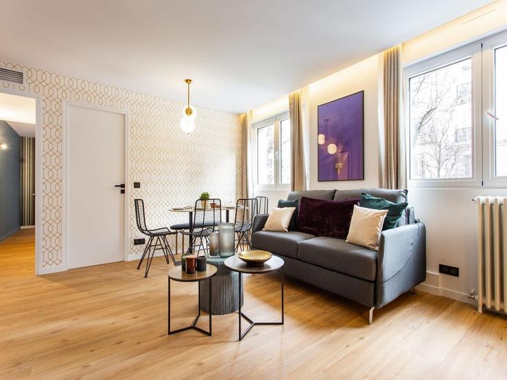 Elegant gestaltetes Wohnzimmer mit moderner Einrichtung in einer Wohnung im Building Avenue Claude Vellefaux - belvilla-ag-dancenter-as - 1422653 in 10th arrondissement, Paris