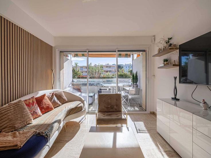 Elegant gestaltetes Wohnzimmer mit moderner Einrichtung in einer Wohnung im Building Boulevard Alexandre III - belvilla-ag-dancenter-as - 1394645 in Cannes, Cannes Elegant gestaltetes Wohnzimmer mit moderner Einrichtung in einer Wohnung im Building Boulevard Alexandre III - belvilla-ag-dancenter-as - 1394645 in Cannes, Cannes