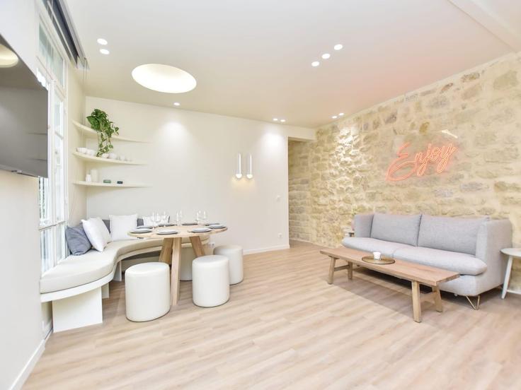 Salle de séjour élégante avec mobilier moderne dans un appartement à Building Rue Lamartine - belvilla-ag-dancenter-as - 1427340 à 9th arrondissement, Paris