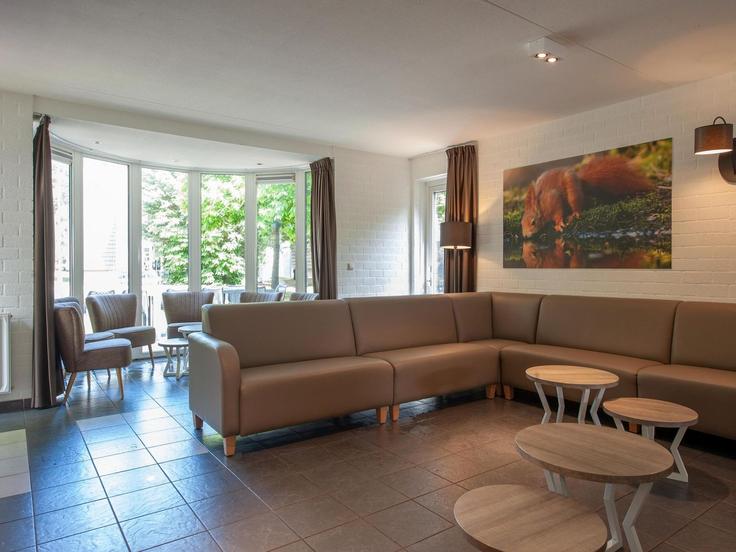 Elegante sala de estar con mobiliario moderno en un apartamento en Building Katjeskelder - belvilla-ag-dancenter-as - 1407933 en Oosterhout, Oosterhout Elegante sala de estar con mobiliario moderno en un apartamento en Building Katjeskelder - belvilla-ag-dancenter-as - 1407933 en Oosterhout, Oosterhout