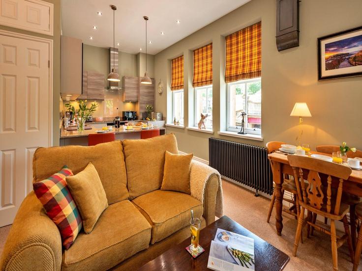 Elegante sala de estar con mobiliario moderno en un apartamento en Building The Quadrant - belvilla-ag-dancenter-as - 1411223 en High Peak District, Buxton Elegante sala de estar con mobiliario moderno en un apartamento en Building The Quadrant - belvilla-ag-dancenter-as - 1411223 en High Peak District, Buxton