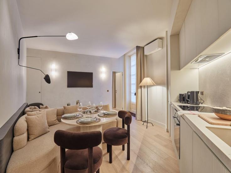 Sala de estar elegantemente projetada com móveis modernos em um apartamento no Building Rue du Bouloi - belvilla-ag-dancenter-as - 1394727 em 1st arrondissement, Paris Sala de estar elegantemente projetada com móveis modernos em um apartamento no Building Rue du Bouloi - belvilla-ag-dancenter-as - 1394727 em 1st arrondissement, Paris
