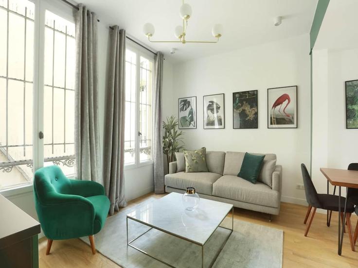 Paris 3rd arrondissementのBuilding Boulevard de Sébastopol - belvilla-ag-dancenter-as - 1415793のアパートメントにある、モダンな家具を備えたエレガントなデザインのリビングルーム Paris 3rd arrondissementのBuilding Boulevard de Sébastopol - belvilla-ag-dancenter-as - 1415793のアパートメントにある、モダンな家具を備えたエレガントなデザインのリビングルーム
