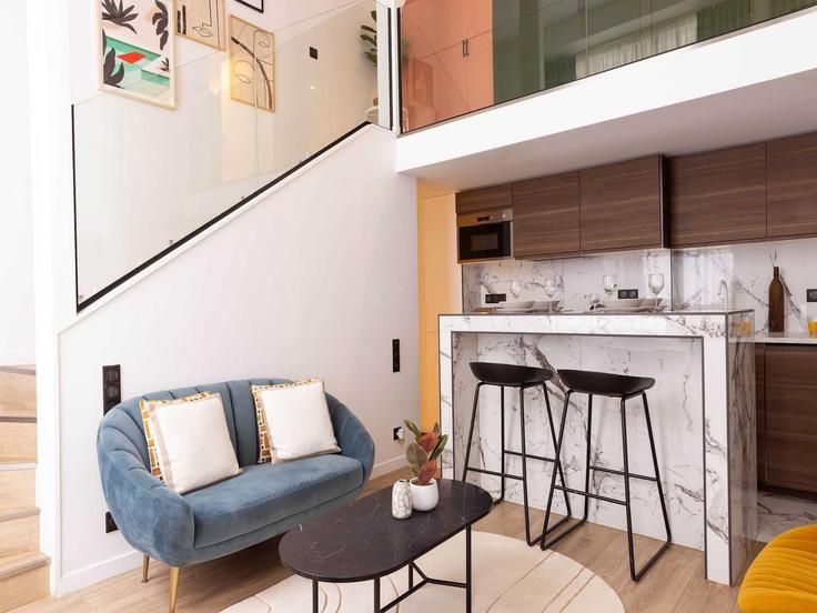 Salle de séjour élégante avec mobilier moderne dans un appartement à Building Rue Lentonnet - belvilla-ag-dancenter-as - 1396292 à 9th arrondissement, Paris Salle de séjour élégante avec mobilier moderne dans un appartement à Building Rue Lentonnet - belvilla-ag-dancenter-as - 1396292 à 9th arrondissement, Paris