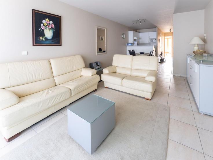 Elegante sala de estar con mobiliario moderno en un apartamento en Building Zeedijk - belvilla-ag-dancenter-as - 1398808 en Koksijde, Koksijde