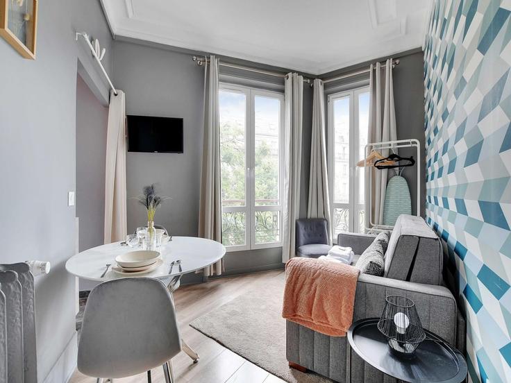 Elegant gestaltetes Wohnzimmer mit moderner Einrichtung in einer Wohnung im Building Boulevard de Magenta - belvilla-ag-dancenter-as - 1396297 in 10th arrondissement, Paris Elegant gestaltetes Wohnzimmer mit moderner Einrichtung in einer Wohnung im Building Boulevard de Magenta - belvilla-ag-dancenter-as - 1396297 in 10th arrondissement, Paris