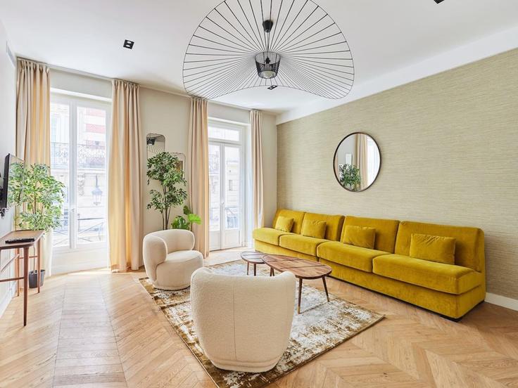 Sala de estar elegantemente projetada com móveis modernos em um apartamento no Building Rue Daunou - belvilla-ag-dancenter-as - 1410793 em 2nd arrondissement, Paris