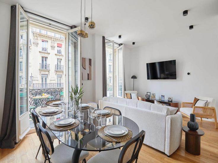 Elegante sala de estar con mobiliario moderno en un apartamento en Building Boulevard de Sébastopol - belvilla-ag-dancenter-as - 1408406 en 3rd arrondissement, Paris