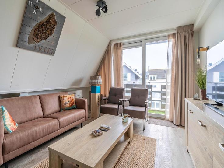 Elegant gestaltetes Wohnzimmer mit moderner Einrichtung in einer Wohnung im Building Dorpsstraat - belvilla-ag-dancenter-as - 1411891 in De Koog, De Koog