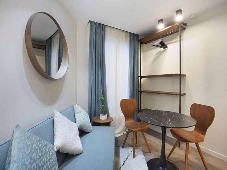 Elegante sala de estar con mobiliario moderno en un apartamento en Building Rue Pierre Fontaine - belvilla-ag-dancenter-as - 1393942 en 9th arrondissement, Paris Elegante sala de estar con mobiliario moderno en un apartamento en Building Rue Pierre Fontaine - belvilla-ag-dancenter-as - 1393942 en 9th arrondissement, Paris