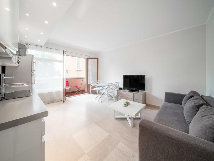 Elegant gestaltetes Wohnzimmer mit moderner Einrichtung in einer Wohnung im Building Rue du Canada - belvilla-ag-dancenter-as - 1393769 in Cannes, Cannes Elegant gestaltetes Wohnzimmer mit moderner Einrichtung in einer Wohnung im Building Rue du Canada - belvilla-ag-dancenter-as - 1393769 in Cannes, Cannes