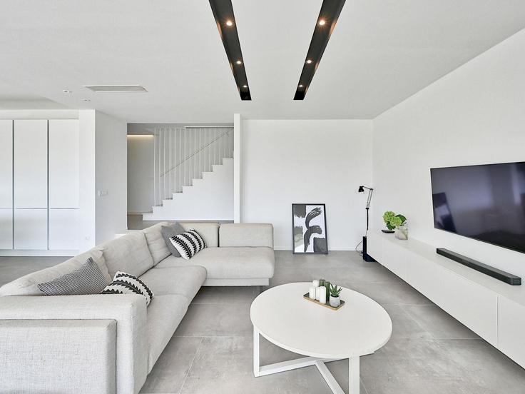Elegante sala de estar con mobiliario moderno en un apartamento en Building Drinovićeva ulica - belvilla-ag-dancenter-as - 1408053 en Kaštel Štafilić, Kaštel Štafilić