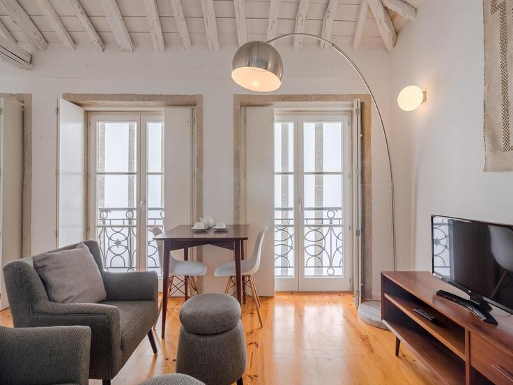 Sala de estar elegantemente projetada com móveis modernos em um apartamento no Building Rua da Assunção - belvilla-ag-dancenter-as - 1420198 em União das freguesias de Cedofeita, Santo Ildefonso, Sé, Miragaia, São Nicolau e Vitória, Porto Sala de estar elegantemente projetada com móveis modernos em um apartamento no Building Rua da Assunção - belvilla-ag-dancenter-as - 1420198 em União das freguesias de Cedofeita, Santo Ildefonso, Sé, Miragaia, São Nicolau e Vitória, Porto