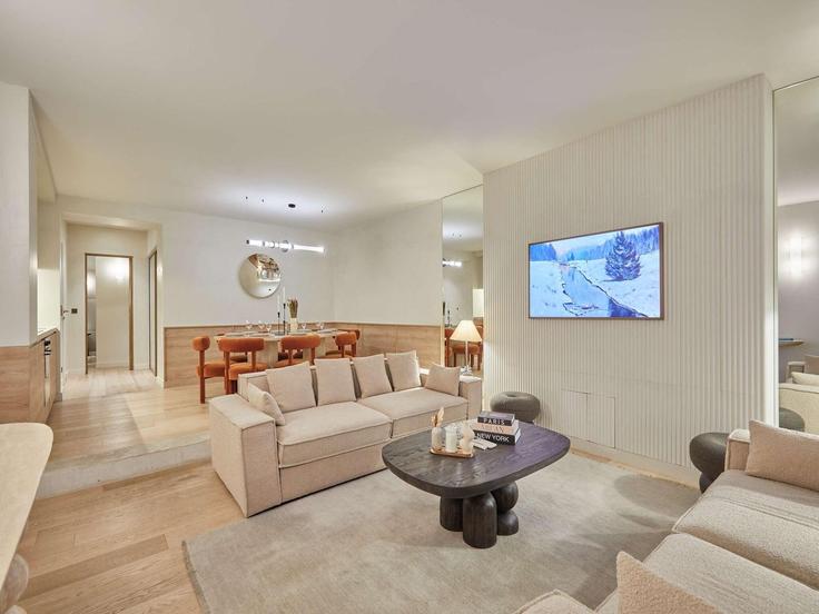 Elegant gestaltetes Wohnzimmer mit moderner Einrichtung in einer Wohnung im Building Rue du Bouloi - belvilla-ag-dancenter-as - 1414384 in 1st arrondissement, Paris