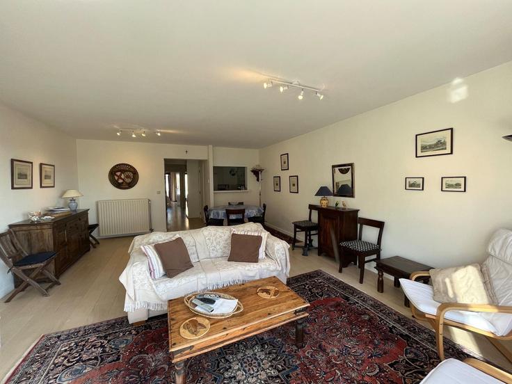 Salle de séjour élégante avec mobilier moderne dans un appartement à Building Jozef Nellenslaan - belvilla-ag-dancenter-as - 1415609 à Knokke-Heist, Knokke-Heist Salle de séjour élégante avec mobilier moderne dans un appartement à Building Jozef Nellenslaan - belvilla-ag-dancenter-as - 1415609 à Knokke-Heist, Knokke-Heist